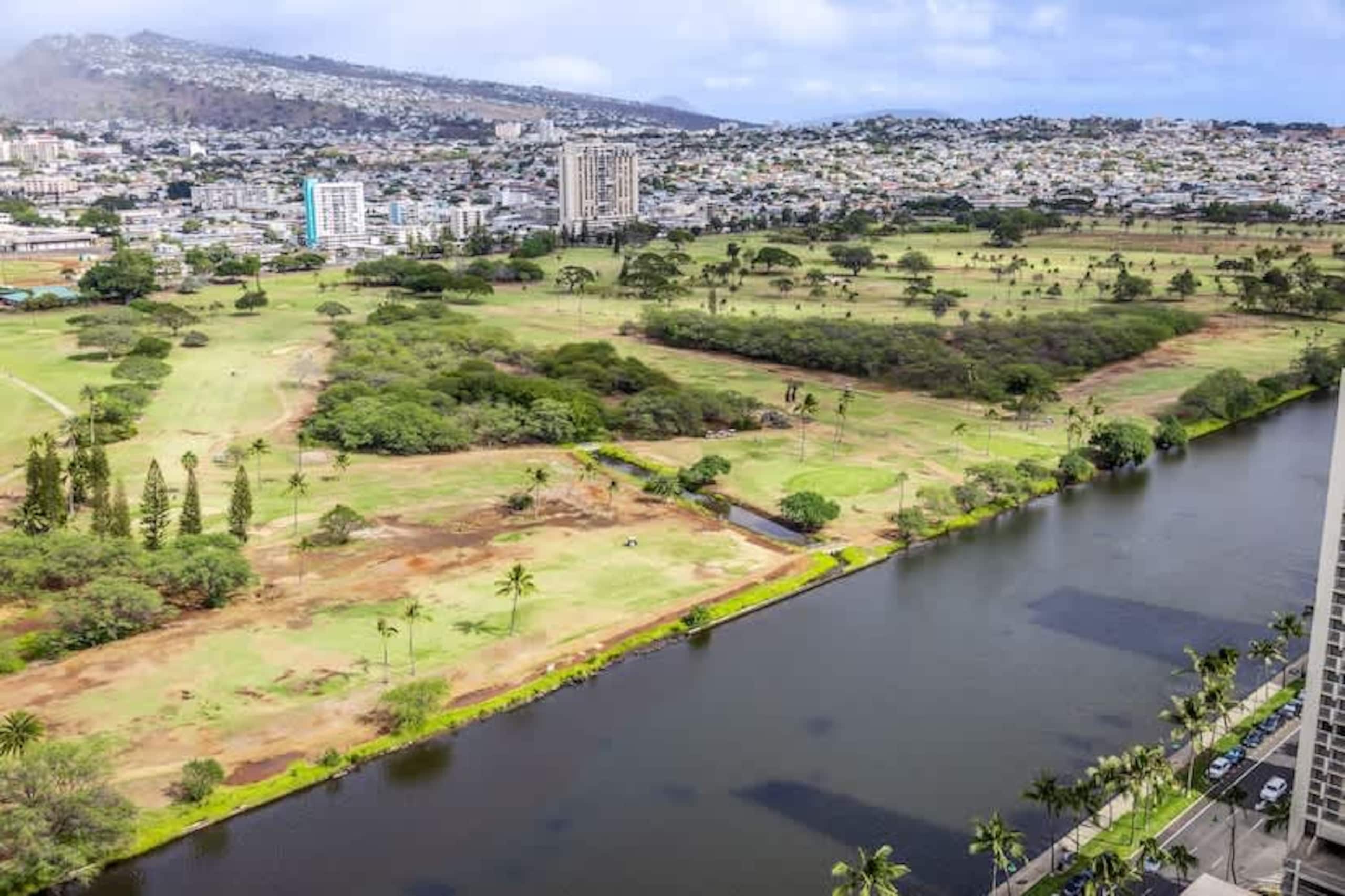 Condo in Honolulu · ★4.94 · 1 bedroom · 2 beds · 1 private bath - Image 34