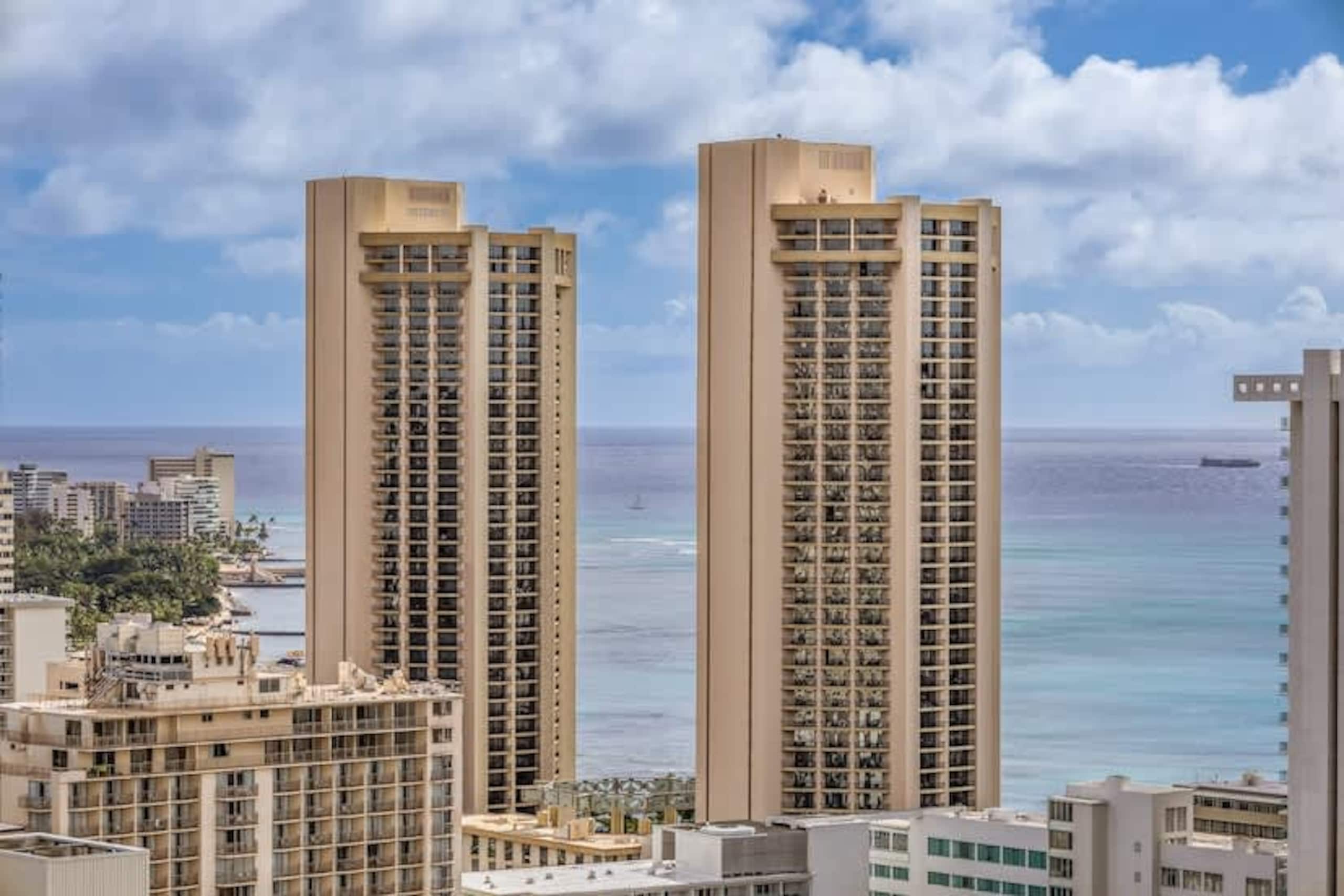 Condo in Honolulu · ★4.94 · 1 bedroom · 2 beds · 1 private bath - Image 35