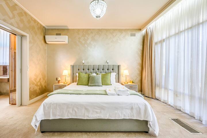 StayAU Spacious 6BR McKinnon Pool Home gallery image 4