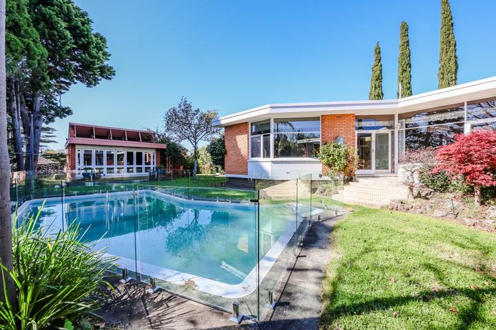 StayAU Spacious 6BR McKinnon Pool Home gallery image 2