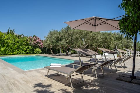 Villa Hibiscus with private pool, sleeps 6