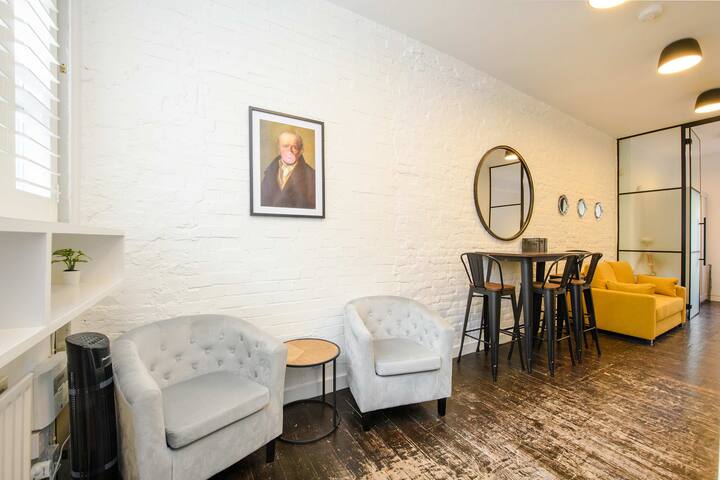 The Cheeky Hideaway – Borough – by Frankie Says gallery image 3