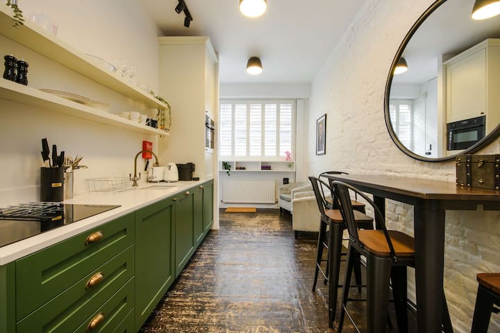 The Cheeky Hideaway – Borough – by Frankie Says