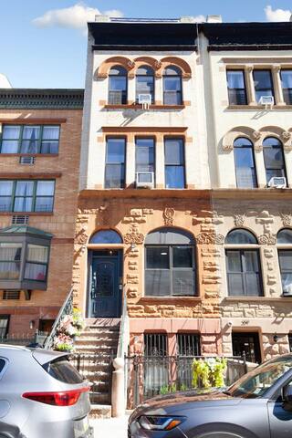 Peaceful townhome near Central Park – SuperHost gallery image 3