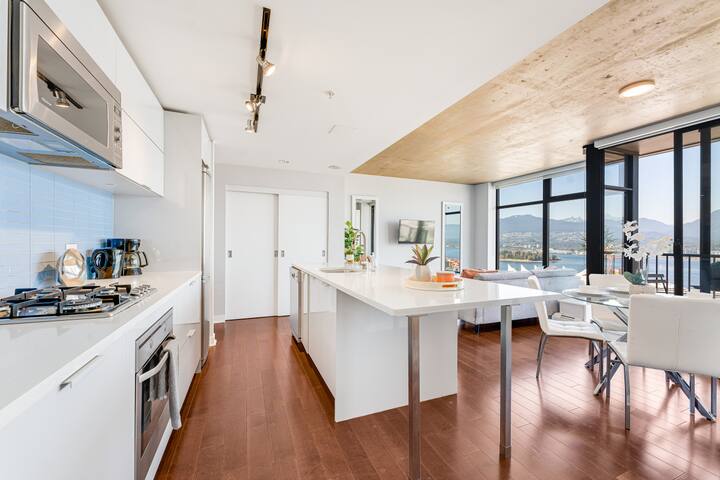 Stunning 2 Bdr Apartment Ocean and Mountain Views gallery image 5