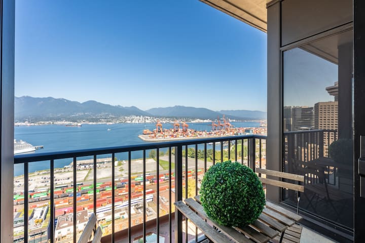 Stunning 2 Bdr Apartment Ocean and Mountain Views gallery image 4