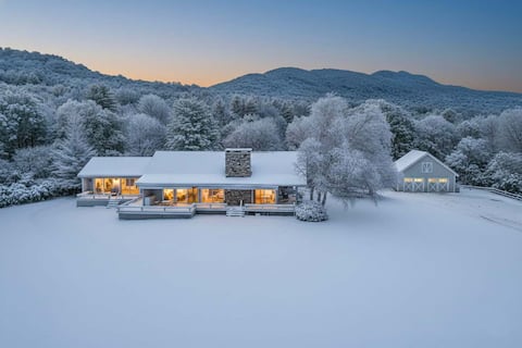 Luxury 5-BR Mountain Estate 10-min to Manchester