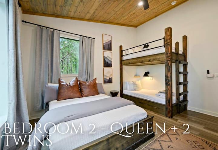 Este dormitorio cuenta con una cama tamaño queen y literas individuales, por lo que es versátil para varias configuraciones grupales.