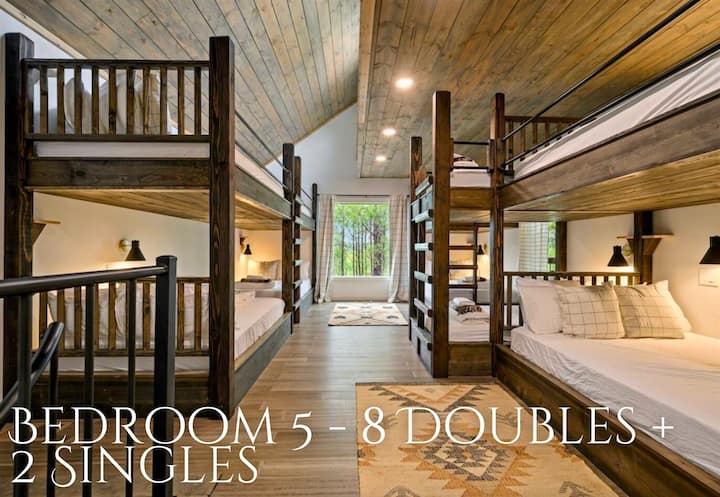 Perfecta para niños y grupos, la enorme habitación con literas tiene capacidad para 18 personas con una mezcla de camas completas y dos camas individuales.