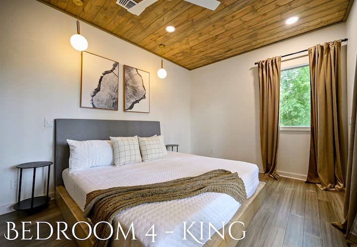 Un acogedor refugio con una cama tamaño king y una decoración elegante, perfecta para una noche de sueño reparador.