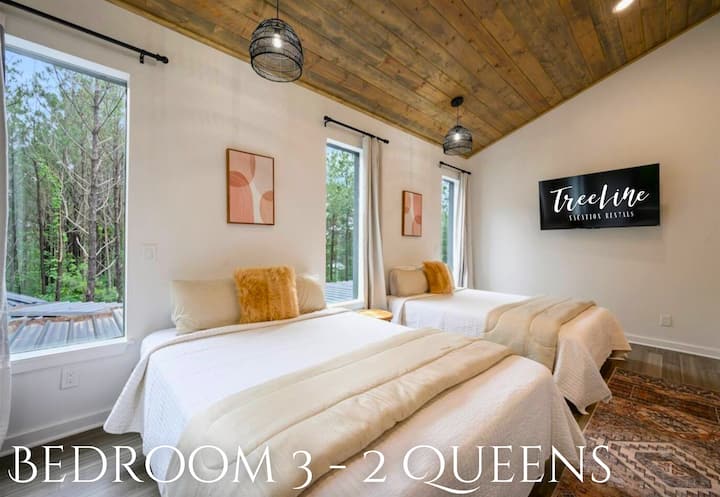 Con dos camas tamaño queen, este cómodo dormitorio ofrece un amplio espacio y privacidad para los huéspedes.