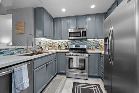 Elegant Touches Home for 6 w/Covered Free Parking