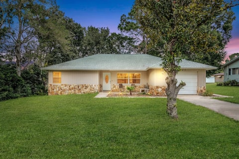 Charming 2BR Retreat Near Crystal River & Springs