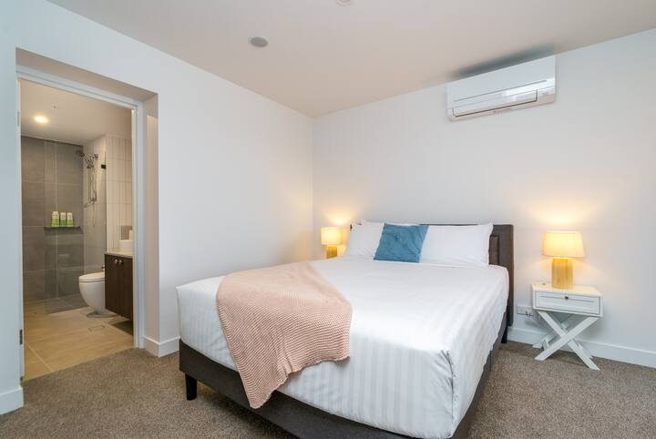 在配备专业洗涤床上用品的标准双人床上舒适地休息，并配备套内卫生间，增加了隐私和舒适度。