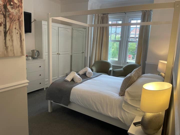 Супериорна двокреветна соба со сопствена бања на првиот кат со поглед на реката Венсум