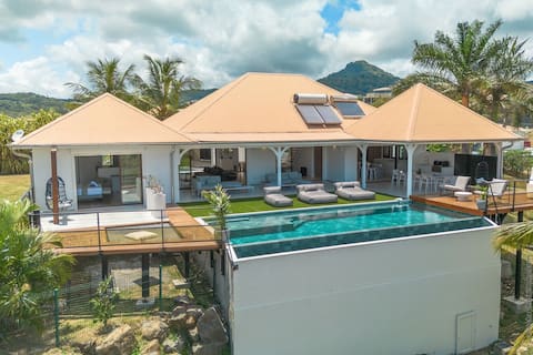 Luxury pool and 180° sea view!