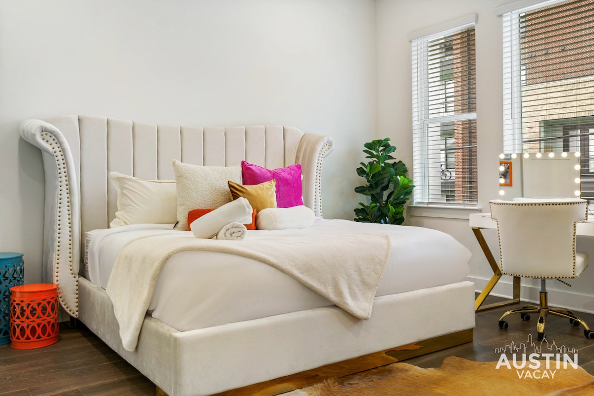 Ფერადი ძირითადი ფლიგელი ლუქს-კლასის დიდი საწოლით, სამუშაო მაგიდა ამაო სარკით, სმარტ-ტელევიზორითა და მინი-მაცივრით