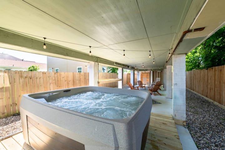 Hot Tub | Fenced Yard | Sleeps 7 - Galveston, TX
