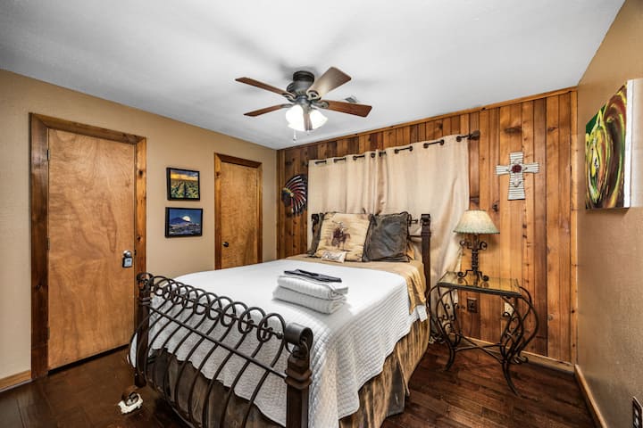 חדר שינה שני למטה בבית הבריכה עם מיטת קווין סייז וטלוויזיה חכמה