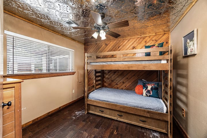 שתי מיטות קומתיים עם סלסול בביתן הבריכה