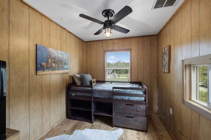 מיטה זוגית עם מגירות מובנות