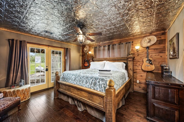 בחדר השינה הראשי עם מיטת קינג סייז בבית הבריכה יש טלוויזיה, דלת צרפתית החוצה וחדר רחצה צמוד.