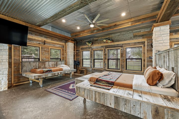 מיטת קינג סייז ומיטה זוגית בקומה התחתונה בבית הבריכה וכן טלוויזיה נוספת