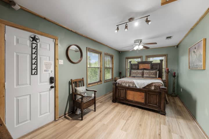 חדר שינה ראשי למעלה בבית הבריכה עם מיטת קינג סייז, חדר רחצה צמוד וחדר כביסה