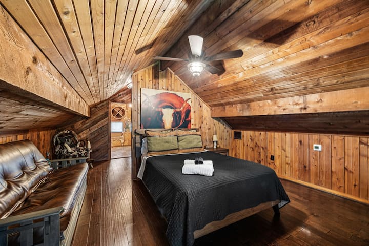 חדר שינה שלישי למעלה בבית הבריכה עם מיטת קווין סייז וספה נפתחת