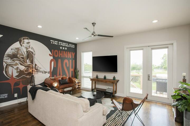 Large Groups~Renovated Nash themes~Sleeps 20+ gallery image 2