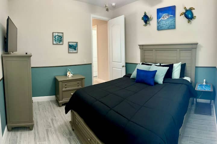 Queen Bedroom: Stylish decor and a soothing ambiance for your perfect getaway!