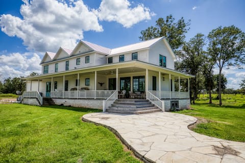 The Longhorn: Luxurious Texas Getaway in Round Top