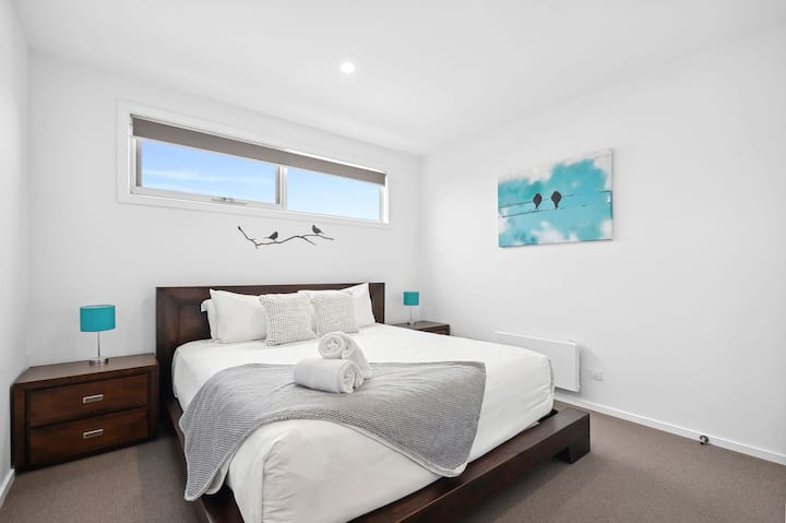 Chumba cha 2 cha kulala (ghorofa ya juu) – Kitanda aina ya King kilicho na chumba cha