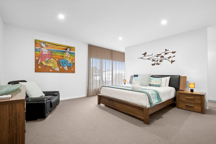 Chumba kikuu cha kulala chenye samani na kitanda cha ukubwa wa King, chumba cha kulala, televisheni na vazi la kuingia