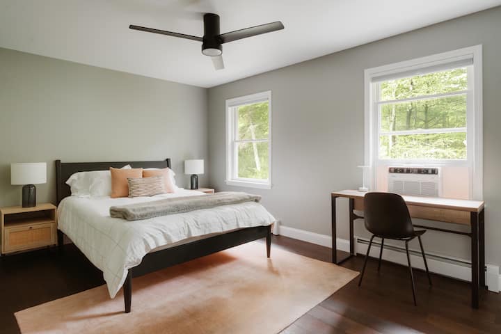 标准双人床和工作站，让房客在住宿期间感到灵感。 