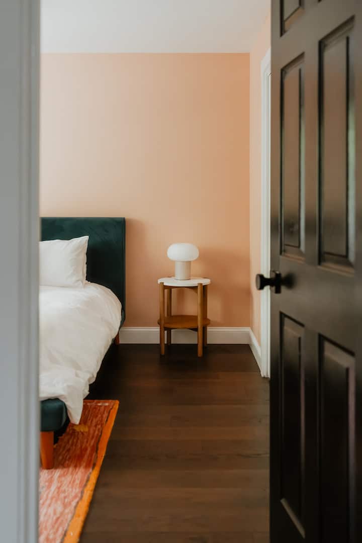 标准双人床和舒适的氛围。 我们为特别的小房客准备了婴儿床，存放在衣橱里。 