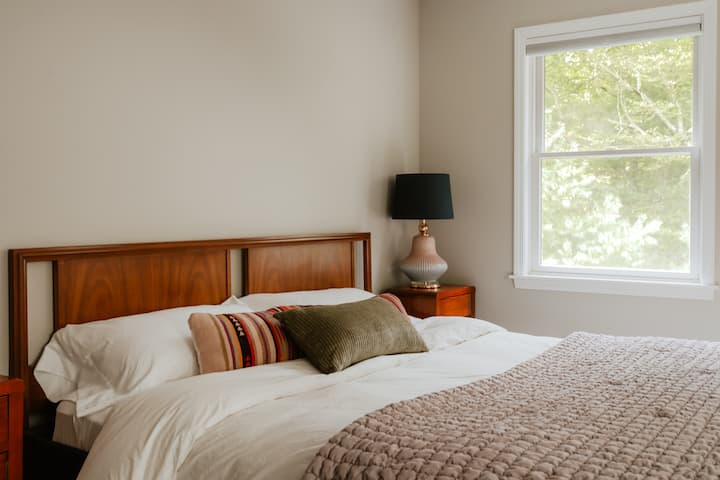 沉浸在这张加大双人床中，关闭您的日常闹钟，因为您已经赢得了一个缓慢的早晨，伴随着大自然的声音醒来。