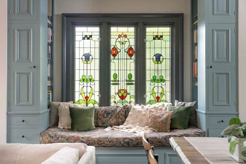 Historic Villa Steps to Downtown - High Street Inn