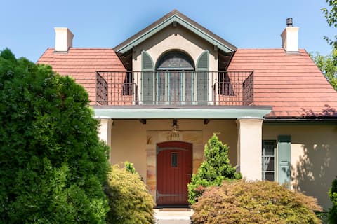Historic Villa Steps to Downtown - High Street Inn