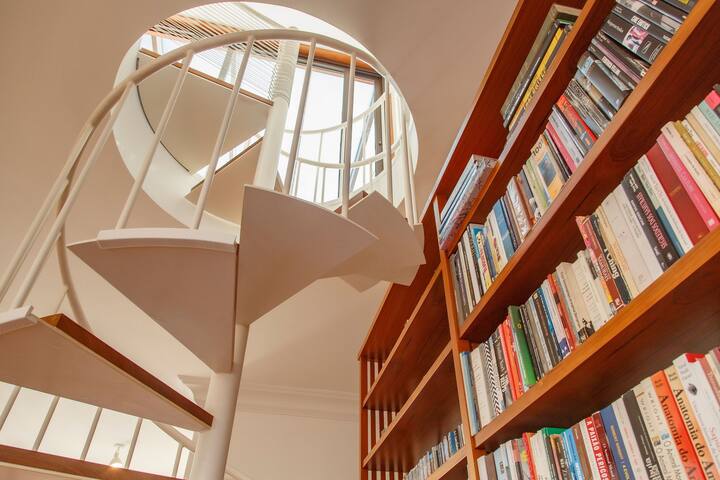 Spectacular penthouse with open-air rooftop gallery image 3