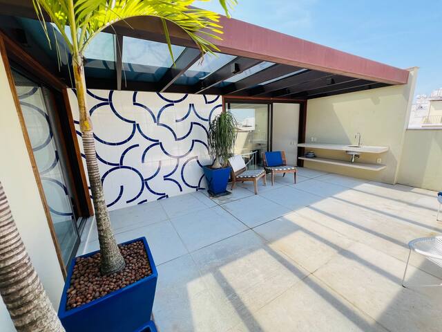 Spectacular penthouse with open-air rooftop gallery image 2