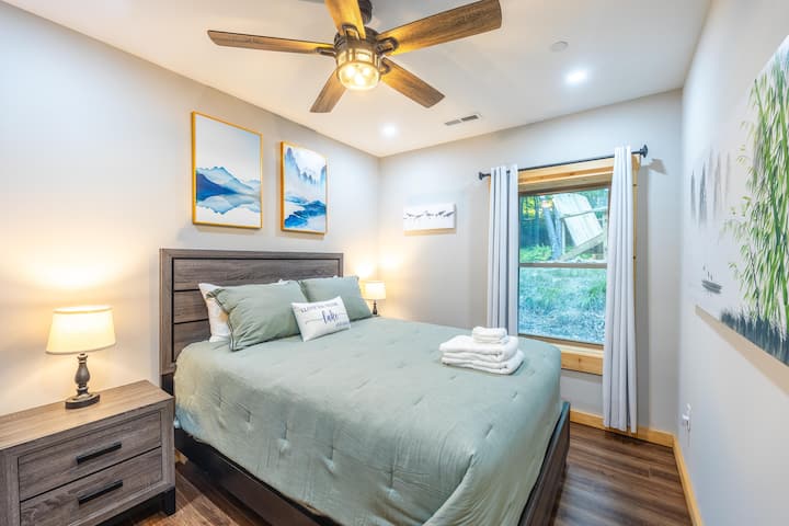 חדר שינה מס '5  (קווין) (מרתף הפונה לחלק האחורי של הבקתה)