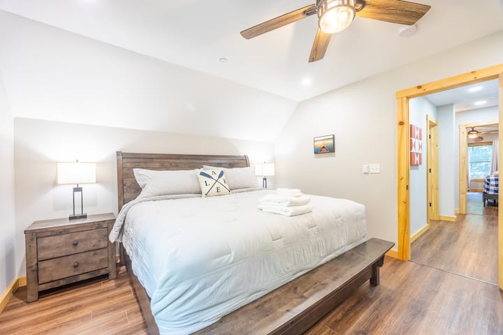 חדר שינה מס '4 (מיטת קינג סייז) בחדר בגודל נדיב. 