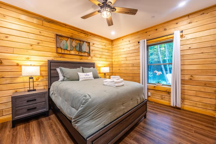 חדר שינה מס '2 (קווין סייז: קומה ראשית: כניסה מחוברת למסדרון עם אמבטיה מלאה)