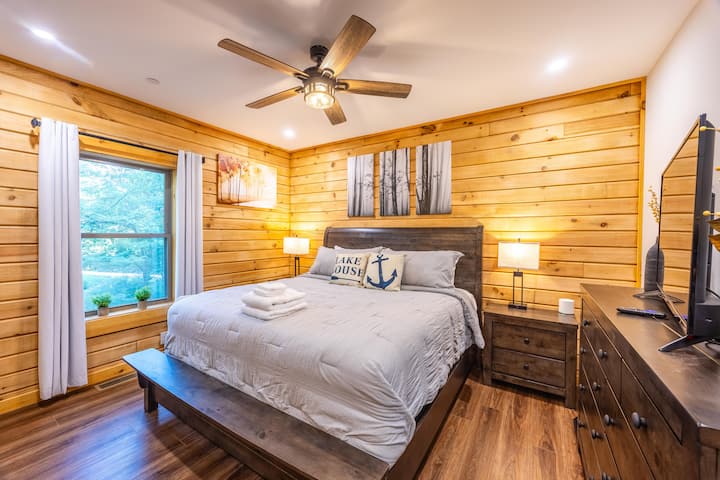 חדר שינה צמוד של הבעלים מס '1 (קינג סייז: קומה ראשית - חדר רחצה ושירותים פרטי)