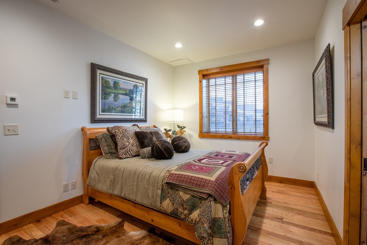 Брачна спална соба со заедничка бања до соба на спрат