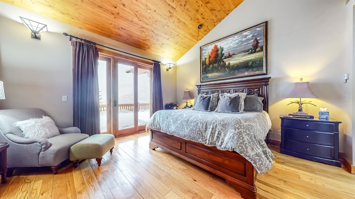 Главна спална соба со пристап до балкон. Целосна прошетка во плакар и камин на плин за пријатни вечери