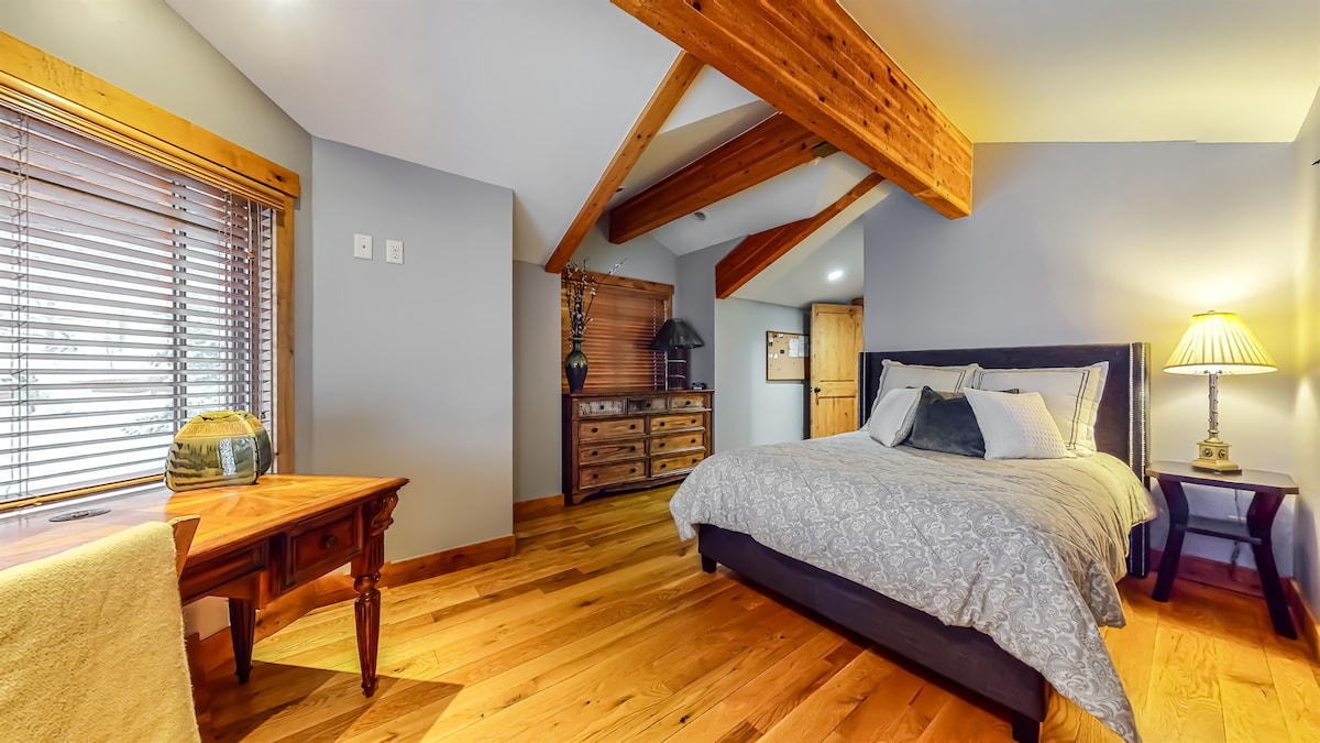 Гостинска спална соба на влезен кат со бања