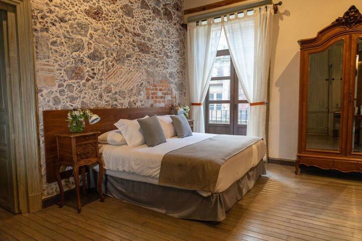 CASA SAUTO 2 BR/2 bath/balcony Historic Building gallery image 3