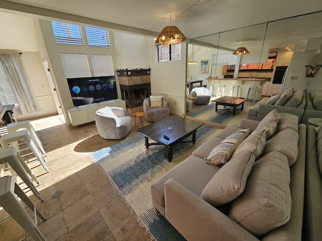 Waterfront 5 Bedroom Home on the Venice Canals! gallery image 5